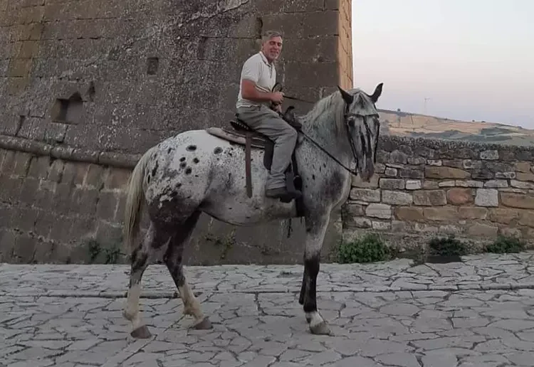 L’uomo che ha sostituito l’auto con il cavallo